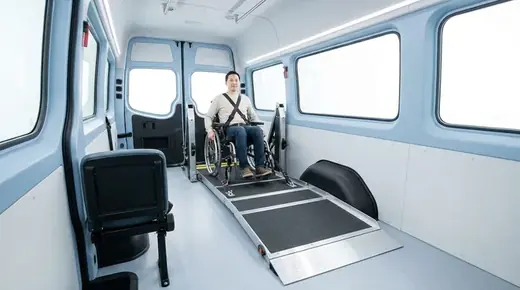 Rollstuhl im Fahrzeug mit Rampe, KI-generiert