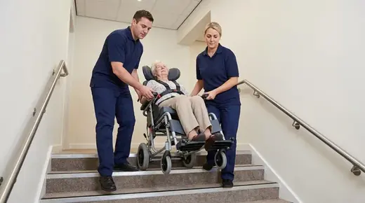 Transport im Tragestuhl über eine Treppe, KI-generiert